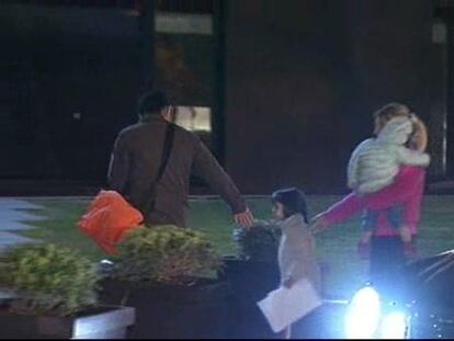 Decenas de vecinos del bloque de Gavá pasan la noche fuera por precaución