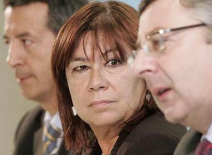 La presidenta de la gestora del PSM, Cristina Narbona, entre su portavoz, Constantino Méndez, y José Blanco.