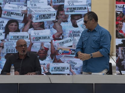 Jorge Rodríguez junto a Rafael Correa, este jueves en Caracas.