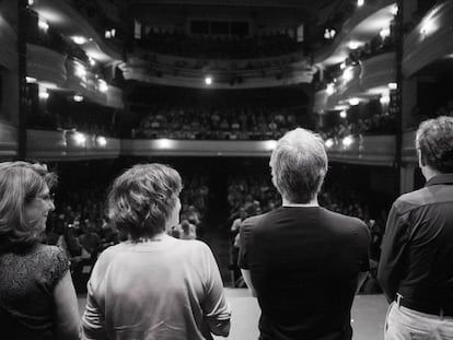 Los narradores frente al público en un espectáculo de Diario Vivo en el Teatro Alcázar.