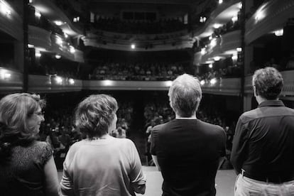 Los narradores frente al público en un espectáculo de Diario Vivo en el Teatro Alcázar.