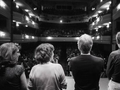 Los narradores frente al público en un espectáculo de Diario Vivo en el Teatro Alcázar.