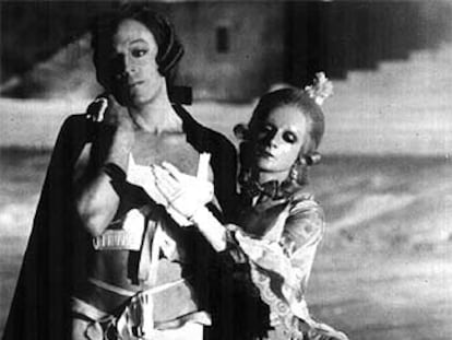 Donald Sutherland y Tina Aumont, en una imagen del filme <i>Casanova, </i><b>dirigido por Federico Fellini.</b>