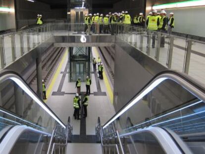 Responsables de la Junta y el Ayuntamiento visitan una estación del metro.