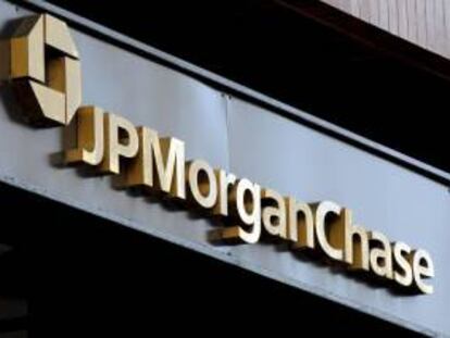 Según informó la Comisión del Mercado de Valores de EE.UU., JP Morgan pagará 296,9 millones de dólares, mientras que Credit Suisse desembolsará 120 millones de dólares. EFE/Archivo