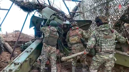 Una imagen tomada de un video de soldados del Ejército ruso distribuido por el Servicio de Prensa del Ministerio de Defensa de Rusia, el 15 de mayo de 2025.