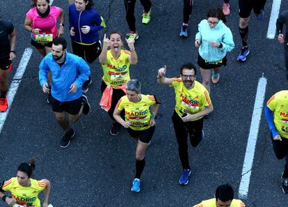 Un grupo de corredores saluda durante la carrera.