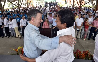 Santos se abraza con el hermano de Alfonso Cano, líder de las FARC muerto en un ataque militar en 2011.