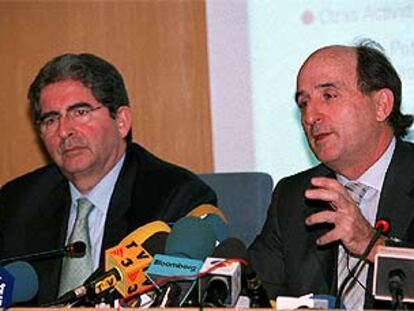José Luis López de Silanes (a la izquierda) y Antoni Brufau, en la conferencia de prensa del pasado lunes.