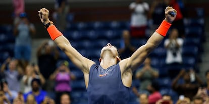 TOPSHOT - Spain's Rafael Nadal celebrates after defeating Austria's Dominic Thiem during their Men's Singles Quarter-Finals match at the 2018 US Open at the USTA Billie Jean King National Tennis Center in New York on September 5, 2018. - Defending champion Rafael Nadal survived an epic US Open quarter-final confrontation to defeat battling ninth seed Dominic Thiem 0-6, 6-4, 7-5, 6-7 (4/7), 7-6 (7/5) and reach the semi-finals for the seventh time. (Photo by EDUARDO MUNOZ ALVAREZ / AFP)