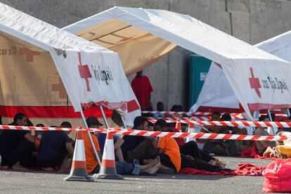 Carpas de la Cruz Roja en el muelle de Arguineguín (Gran Canaria) para atender a los migrantes que arriban en pateras y cayucos.