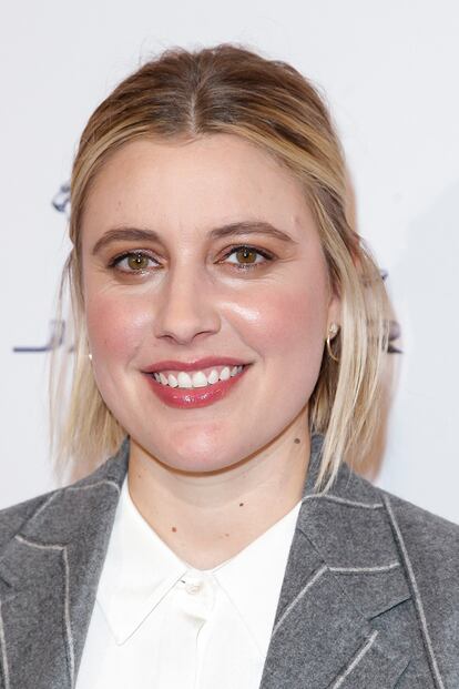 Greta Gerwig. La directora de Ronan en Mujercitas también se suma a la tendencia. Presumió de oscura raíz irregular el pasado sábado, en una de las numerosas fiestas previas a los Globos de Oro en Los Ángeles.