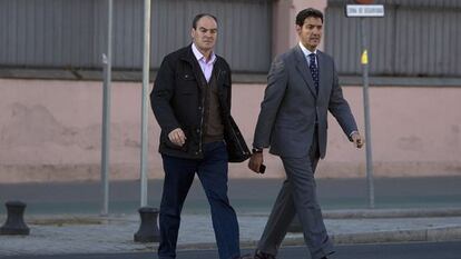 El ex director general de Trabajo, Juan Márquez, junto a su abogado. 