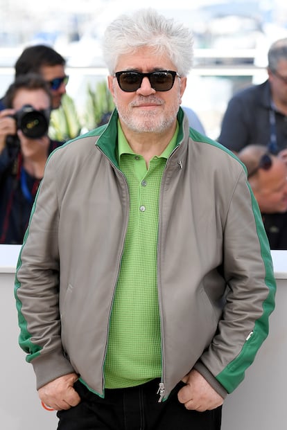 Pedro Almodóvar -


Que el cineasta manchego aparezca con gafas de sol en galas de premios y alfombras rojas se debe a la fotofobia que sufre desde hace años y que le produce terribles cefaleas y migrañas. Almodóvar ha reflexionado en varias ocasiones sobre la paradoja de que un director de cine que trabaja esencialmente con luz sufra esta enfermedad. En su última película, la muy autobiográfica Dolor y gloria, también se hace eco de esta condición.