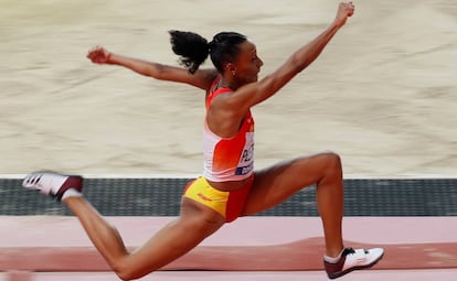 Peleteiro, en pleno salto en Doha.