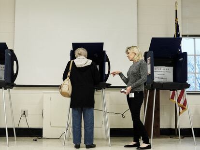 Uma mulher votando nas primárias republicanas de Carolina do Sul
