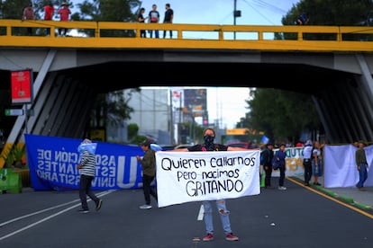 Manifestantes bloquean un puente en Ciudad de Guatemala, el viernes 6 de octubre.