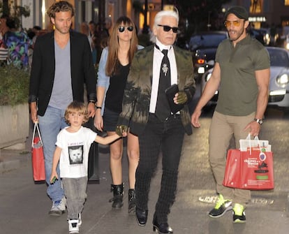 Hudson Kroening, con su padre Brad Kroening detrás, de la mano de Karl Lagerfeld en la localidad francesa de Saint Tropez en 2012.