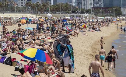 Bañistas en la playa del Bogatell, en Barcelona, en junio.