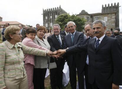 Soria y Touriño junto a otras personalidades tras el acto de entrega del Pazo de Baión.