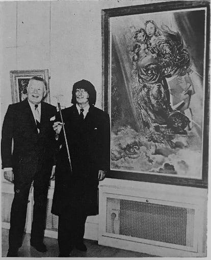 Dalí junto a su pintura 'Madona cósmica' en una de las pocas exposiciones en la que se ha podido ver hasta ahora.