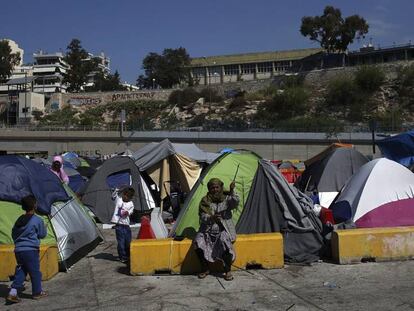 Un grupo de refugiados, en el puerto del Pireo (Grecia).