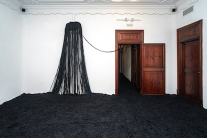 'La bruja', de Cildo Meireles,, expuesta en Espai Buit, en Palma de Mallorca.