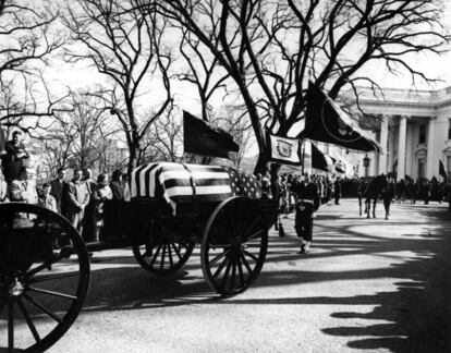 Ataúd del presidente John F. Kennedy, durante sus actor fúnebres en la Casa Blanca en Washington (EE UU), el 25 de noviembre 1963.