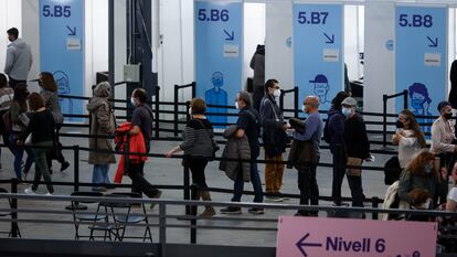 Decenas de personas hacen cola para ser vacunados en el recinto Montjüic de la Fira de Barcelona, el 27 de diciembre.