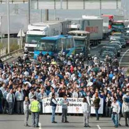 Mercedes-Benz parará un mes la producción en Vitoria y Barcelona