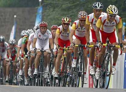 Sastre, Contador, Samuel Sánchez y Valverde, encabezando la prueba.