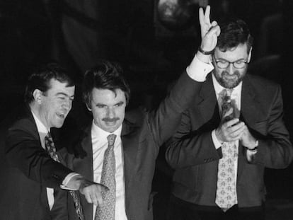 Francisco Álvarez Cascos, José María Aznar, y Mariano Rajoy celebran la victoria del PP en 1996.