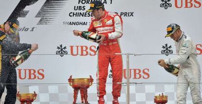 De izquierda a derecha, Raikkonen, Alonso y Hamilton en el podio de Shanghái. 