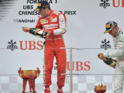 De izquierda a derecha, Raikkonen, Alonso y Hamilton en el podio de Shanghái. 