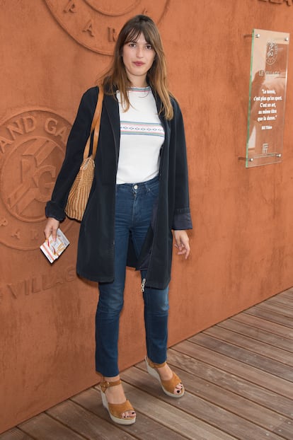 Jeanne Damas. La modelo y diseñadora francesa ha conseguido personificar el nunc caduco encanto de la parisina con prendas de ensoñación vintage y constantes referencias a los años 60 y 70. A sus pies, las alpargatas se llevan en cuña y atadas al tobillo. 