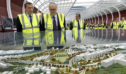 José Luis Bilbao e Iñaki Azkuna observan en una maqueta las obras de los nuevos accesos a Bilbao 