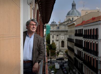 El escritor Andrés Trapiello se asoma al balcón de su casa en el centro de Madrid, el lunes.
