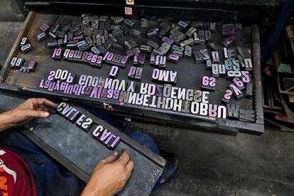 Los diseñadores que trabajan en el taller buscan conservar la tradicional técnica tipográfica que consiste en acomodar en un marco uno a uno tipos individuales por letra hasta crear una frase.