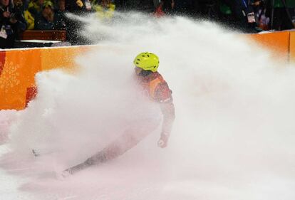 El atleta olímpico ruso Ilia Burov frena al finalizar la prueba de esquí acrobático, el 18 de febrero.