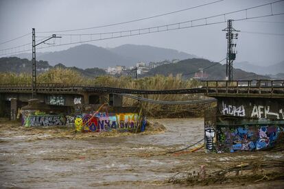  Puente de la línea de cercanías R1 destruido por la crecida del río Tordera en Malgrat de Mar (Barcelona), este miércoles.