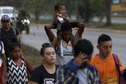 Migrantes hondureños a su salida de San Pedro Sula.