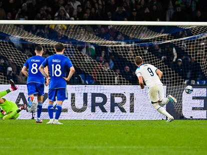 Harry Kane anota de penalti el segundo gol de Inglaterra ante Italia.