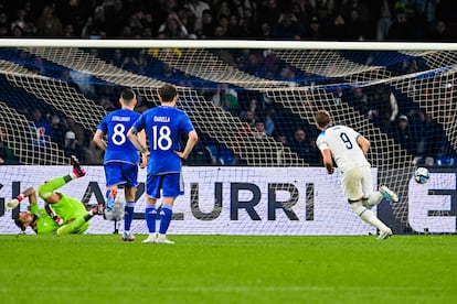 Harry Kane anota de penalti el segundo gol de Inglaterra ante Italia.