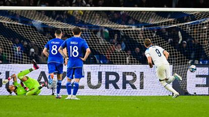 Harry Kane anota de penalti el segundo gol de Inglaterra ante Italia.