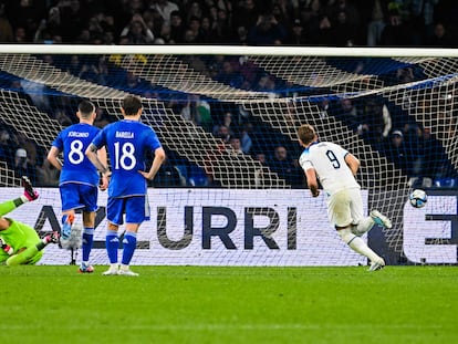 Harry Kane anota de penalti el segundo gol de Inglaterra ante Italia.