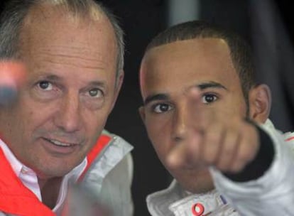 Hamilton conversa con Ron Dennis durante un gran premio.