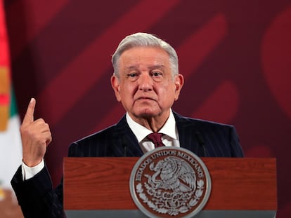 El presidente de México, Andrés Manuel López Obrador, habla durante su conferencia de prensa matutina, este viernes.