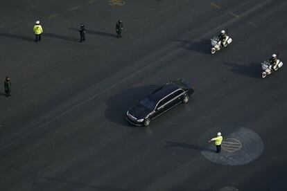 La limusina del líder norcoreana es escoltada por la avenida Chang'an de Pekín.