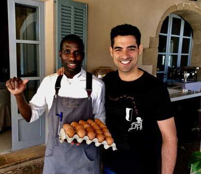 EL COCINERO ANDREU GENESTRA CON EL EXPERTO EN HUEVOS FRITOS, LAMIN M. DENGUE / CAPEL