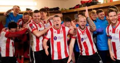 Festa dos jogadores do Lincoln City após eliminarem o Brighton.